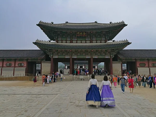Seou Korea South Jun 2019 Two Girls Wearing Hanbok Entering — Φωτογραφία Αρχείου
