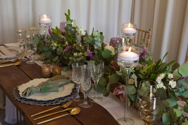 Ein Paar Elemente Aus Einem Gedeckten Tisch Mit Vintage Ornamenten — Stockfoto