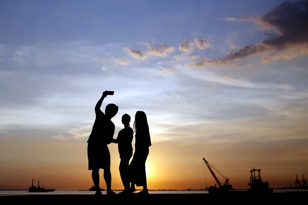 Family Playing Beach Sunset Time — Stockfoto