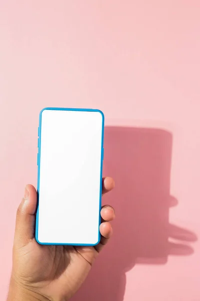 Vertical Shot Hand Holding Blue Smartphone Blank Screen Pink Background — Stock Photo, Image