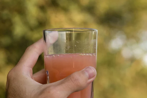 Closeup Shot Male Hand Holding Glass Squeezed Grapefruit Juice — Stockfoto