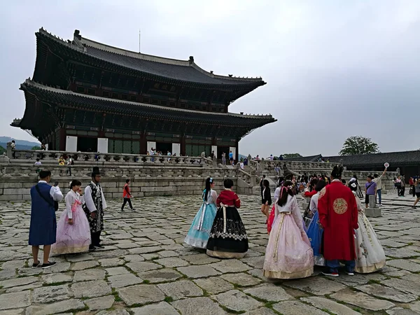 Seo Korea South Jun 2019 Group People Wearing Hanbok Forecourt — Stock Photo, Image