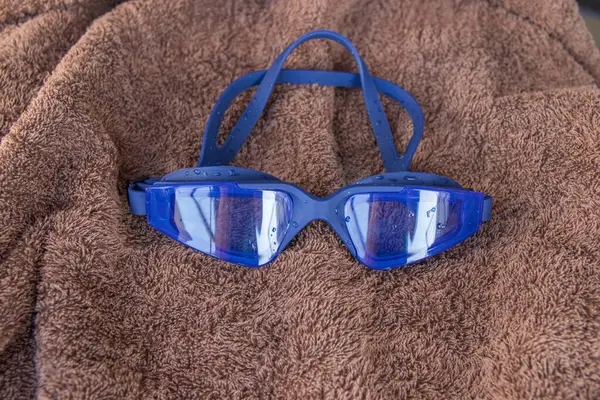 Closeup Shot Blue Goggles Placed Top Towel — Foto Stock