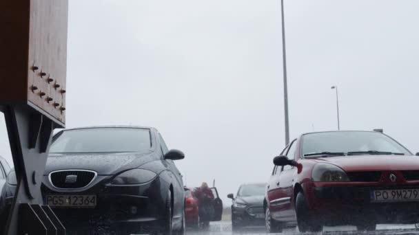 Mulher Saindo Carro Durante Chuva — Vídeo de Stock