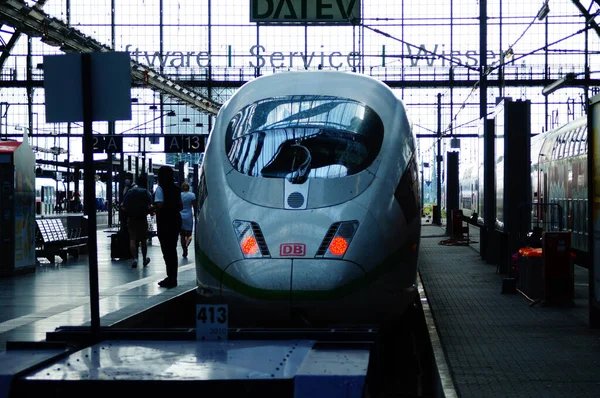 Frankfurt 德国柏林 2021年6月10日 一辆Ice高速列车在法兰克福主站背光灯下的轮廓 列车长看着乘客登机 — 图库照片