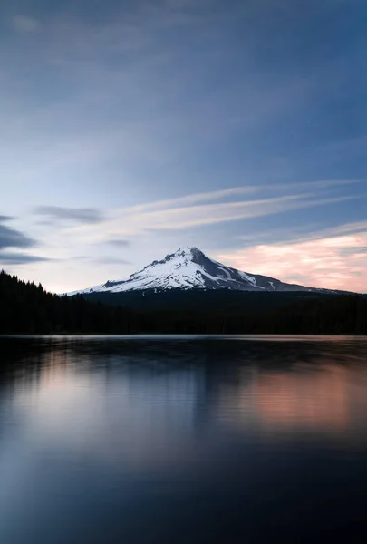 在俄勒冈州的一个宁静的湖上 映入眼帘的是白雪覆盖的胡德山的美丽景色 — 图库照片