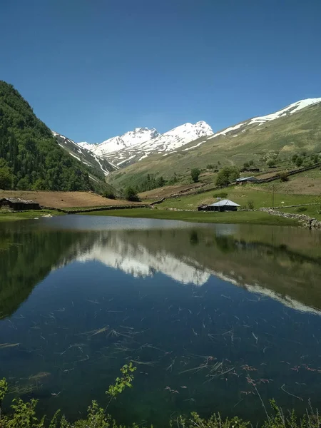 Beautiful Photo Kinnour Valley Sangla Kanda Lake India Surrounded Snowcapped —  Fotos de Stock