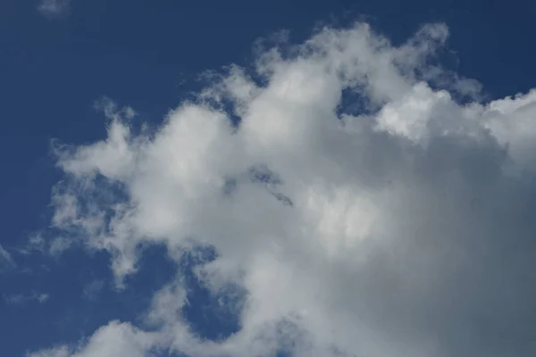 Beautiful Shot Fluffy Clouds Clear Blue Sky — Fotografia de Stock