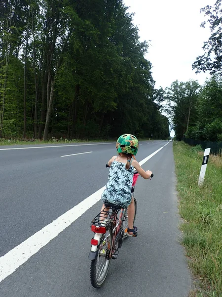 Back View Child Riding Bike Countryside Roadway Surrounded Green Vegetation — Stock fotografie