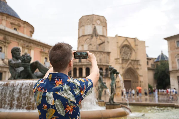 Непризнанный Турист Посещающий Новый Город Помощью Мобильного Телефона Сфотографировать Памятники — стоковое фото