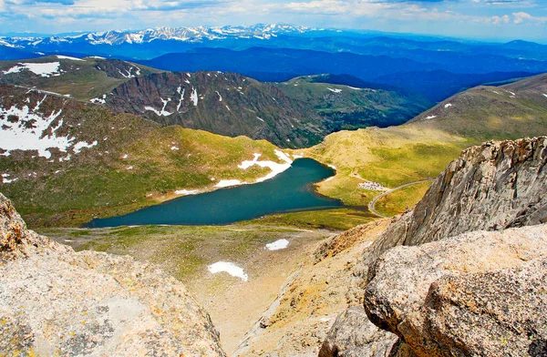 Beau Fond Écran Lac Dans Les Montagnes — Photo