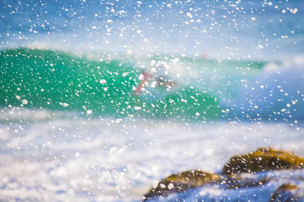 Gros Plan Éclaboussures Eau Mer Avec Des Vagues Arrière Plan — Photo