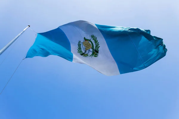 Drapeau Guatemala Déclaré Symbole National Août 1871 Armoiries Agitant Vent — Photo