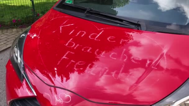 Надпись Белым Цветом Красном Парковочном Автомобиле Германии — стоковое видео