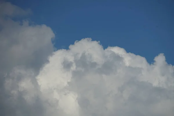 Sebuah Gambar Indah Awan Berbulu Langit Biru Cerah — Stok Foto