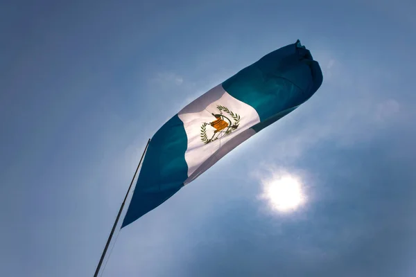 Флаг Гватемалы Объявленный Государственным Символом Августа 1871 Года Герб Развевающийся — стоковое фото