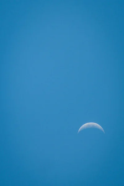 青空の下での月の満ち欠け — ストック写真
