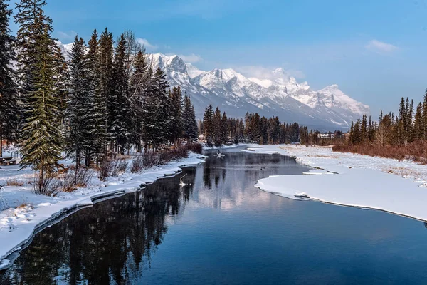 Schöne Winterszene Von Policeman Creek Canmore Alberta Mit Blauem Himmel — Stockfoto