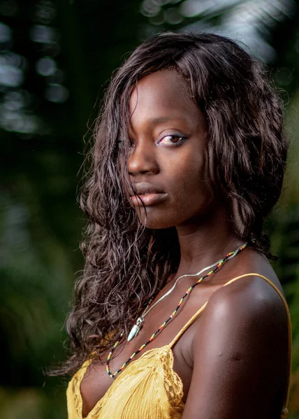 Een Verticaal Portret Van Een Aantrekkelijke Afrikaanse Vrouw Een Gele — Stockfoto