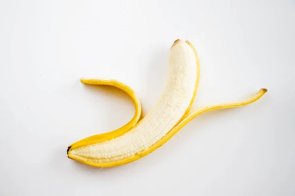 Dojrzały Obrany Banan Odizolowany Białym Tle — Zdjęcie stockowe