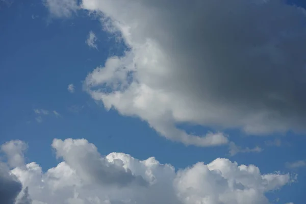 Sebuah Gambar Indah Awan Berbulu Langit Biru Cerah — Stok Foto
