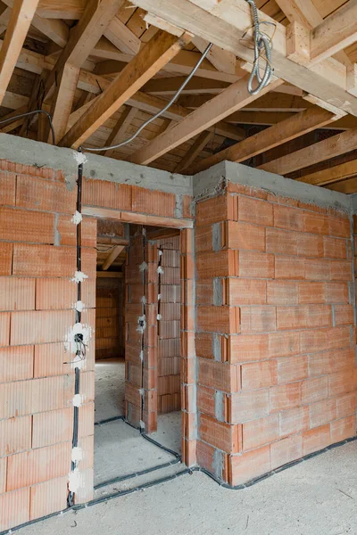 带有木制天花板和褐色砖的室内建筑工地的垂直截图 — 图库照片