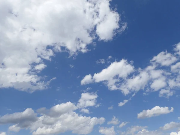 在晴朗的蓝天中 一缕美丽的蓬松的云彩 — 图库照片