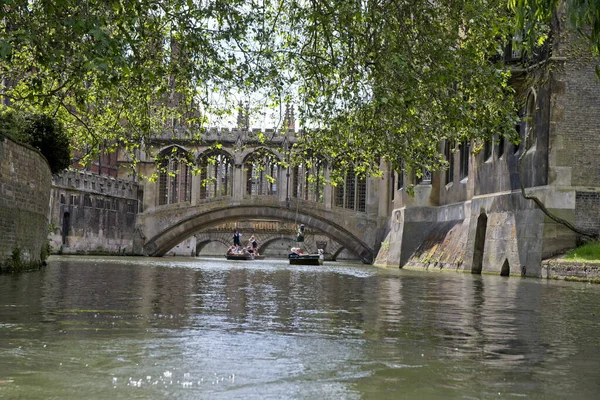 Cambridge イギリス 2021年6月8日 晴れた日にケンブリッジの観光スポットの橋の下で川のカムにパンチ — ストック写真