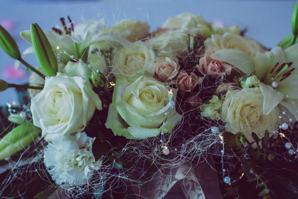 Een Close Van Een Kunstmatig Boeket Witte Rozen Voor Een — Stockfoto