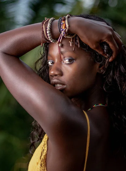 Een Verticaal Portret Van Een Aantrekkelijke Afrikaanse Vrouw Een Gele — Stockfoto