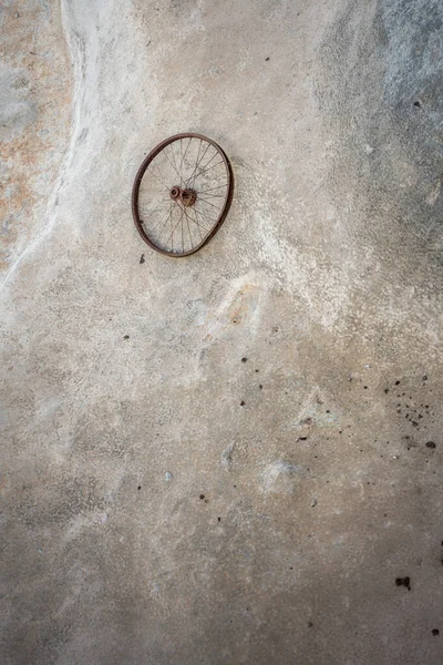 Plan Vertical Une Roue Vélo Solitaire Échouée Sur Plage Avec — Photo