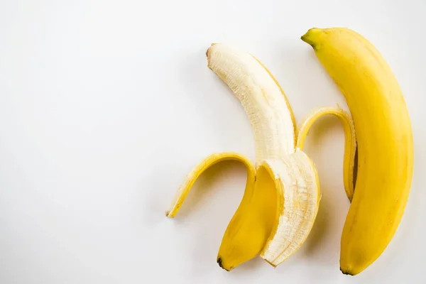 Plátanos Frescos Pelados Enteros Aislados Sobre Fondo Blanco — Foto de Stock