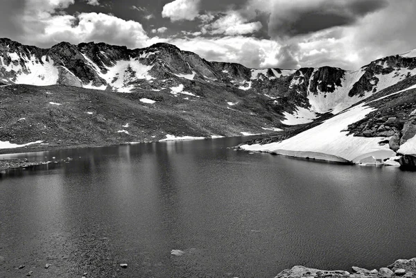 Beautiful Grayscale Wallpaper Lake Mountains — Stock Photo, Image