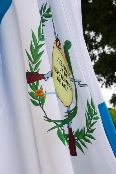 グアテマラの国旗 明治4年 1871年 8月17日国章 風に揺れる紋章 — ストック写真