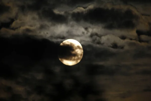 Une Belle Pleine Lune Brillante Légèrement Obscurcie Par Les Nuages — Photo