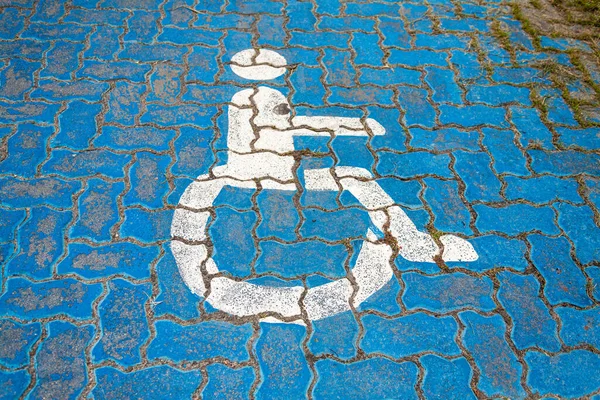 特写特写 特写城市中伤残轮椅标志的特写 — 图库照片