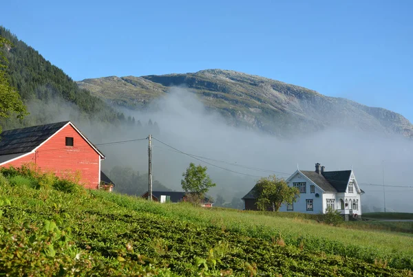 Voss Noorwegen Aug 2018 Een Mistig Uitzicht Traditionele Noorse Huizen — Stockfoto