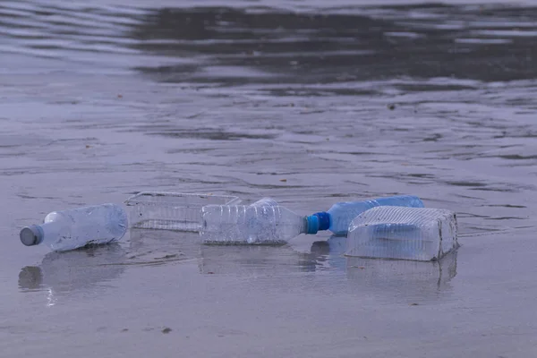 海滩上的塑料瓶废物 环境污染概念 — 图库照片