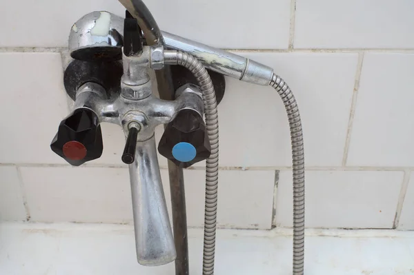 Egy Közeli Felvétel Egy Meleg Hideg Zuhanyról Fürdőszobában — Stock Fotó