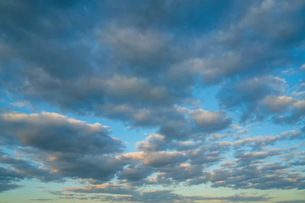 Una Hermosa Toma Cielo Brillante Con Nubes Esponjosas — Foto de Stock