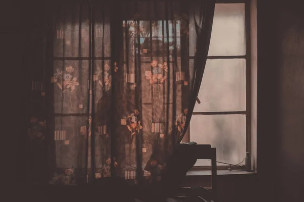 古い窓とカーテンで暗いインテリアのクローズアップショット — ストック写真