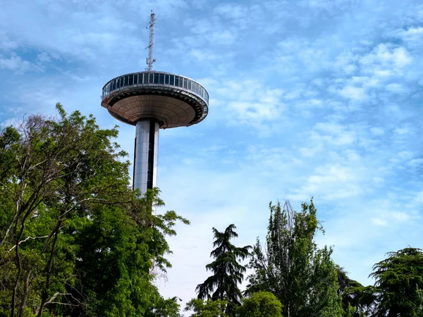 Naturalny Widok Słynnego Faro Moncloa Hiszpanii Pod Wispy Niebo — Zdjęcie stockowe