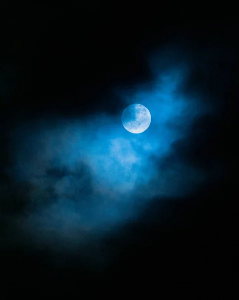 Bulutlu Bir Gecede Dolunayın Dikey Mavimsi Duvar Kağıdı — Stok fotoğraf