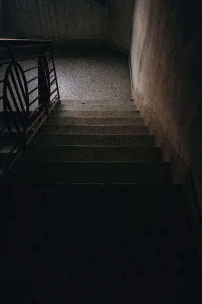 Ένα Κάθετο Πλάνο Ενός Σκοτεινού Εσωτερικού Παλιές Σκάλες Κατεβαίνουν Κάτω — Φωτογραφία Αρχείου