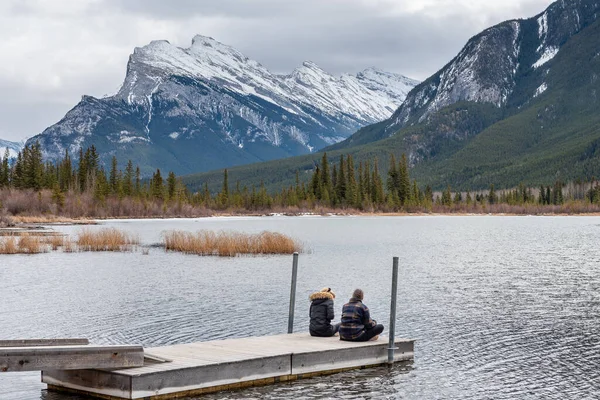 Banff Canadá Abr 2019 Dos Niñas Mujeres Sentadas Muelle Vermilion — Foto de Stock