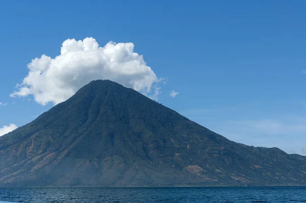 Kilátás Hajó San Pedro Vulkán Tiszta Napon Kék Kevés Felhők — Stock Fotó