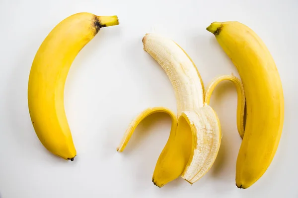 Trzy Banany Wyizolowane Białym Tle — Zdjęcie stockowe