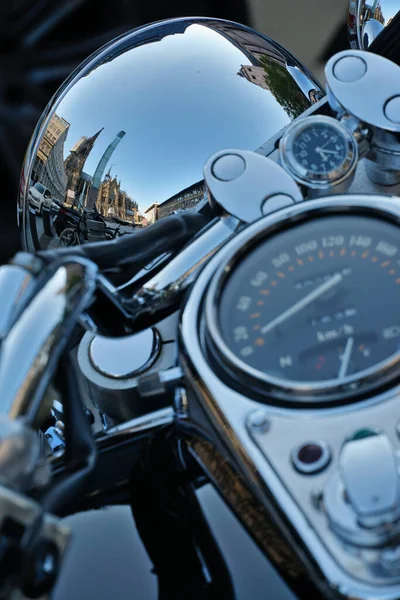 Tiro Vertical Catedral Colônia Espelhado Farol Cromado Brilhante Uma Motocicleta — Fotografia de Stock