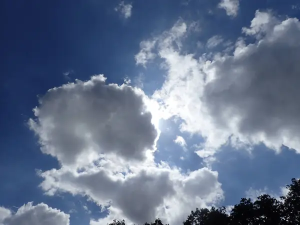 Eine Schöne Aufnahme Von Flauschigen Wolken Klaren Blauen Himmel Vor — Stockfoto