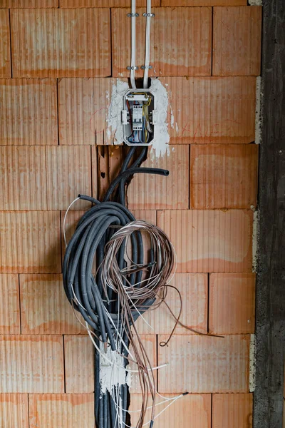 Disparo Vertical Bobina Cable Eléctrico Resistente Las Heladas Pared Ladrillo — Foto de Stock
